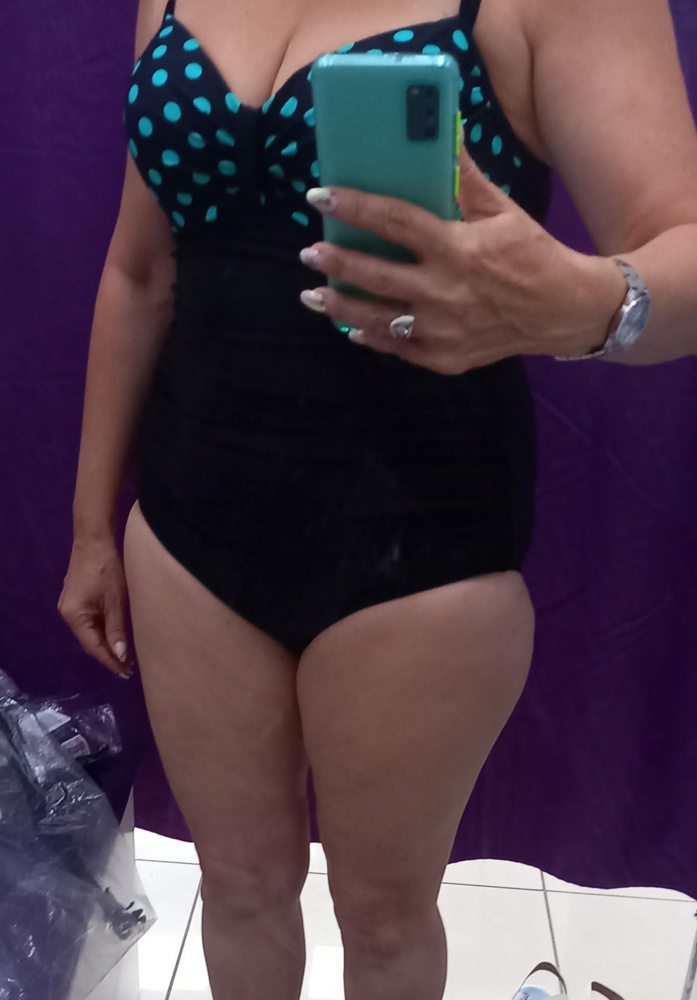 отличный! красивый, плотный, все какие надо места скрыть... скрыл, подчеркнуть..  подчеркнул!!