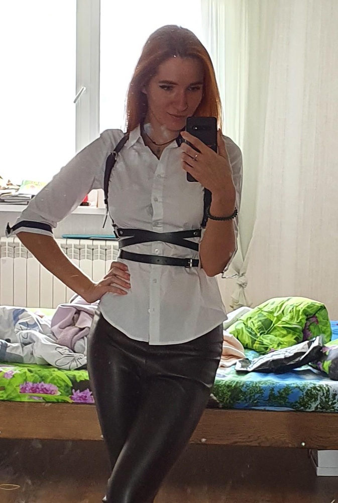 Жестковата, но наверное так и надо. На параметры 90-70 взяла размер 44-46, нормально, хотя пояс заканчивается аж на спине, наверное можно и меньше брать.