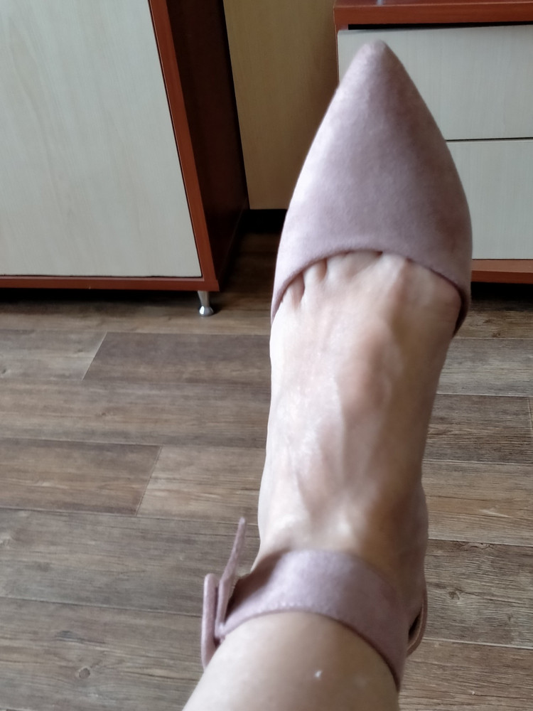 Колодка идеальная. Устойчивый каблук. Очень удобные!!!!
На размер 39, купила р.39. 
Есть сбоку ,со стороны большого пальца, косточка. Всё равно туфли идеально подошли. Рекомендую к покупке . Планирую купить кожаные