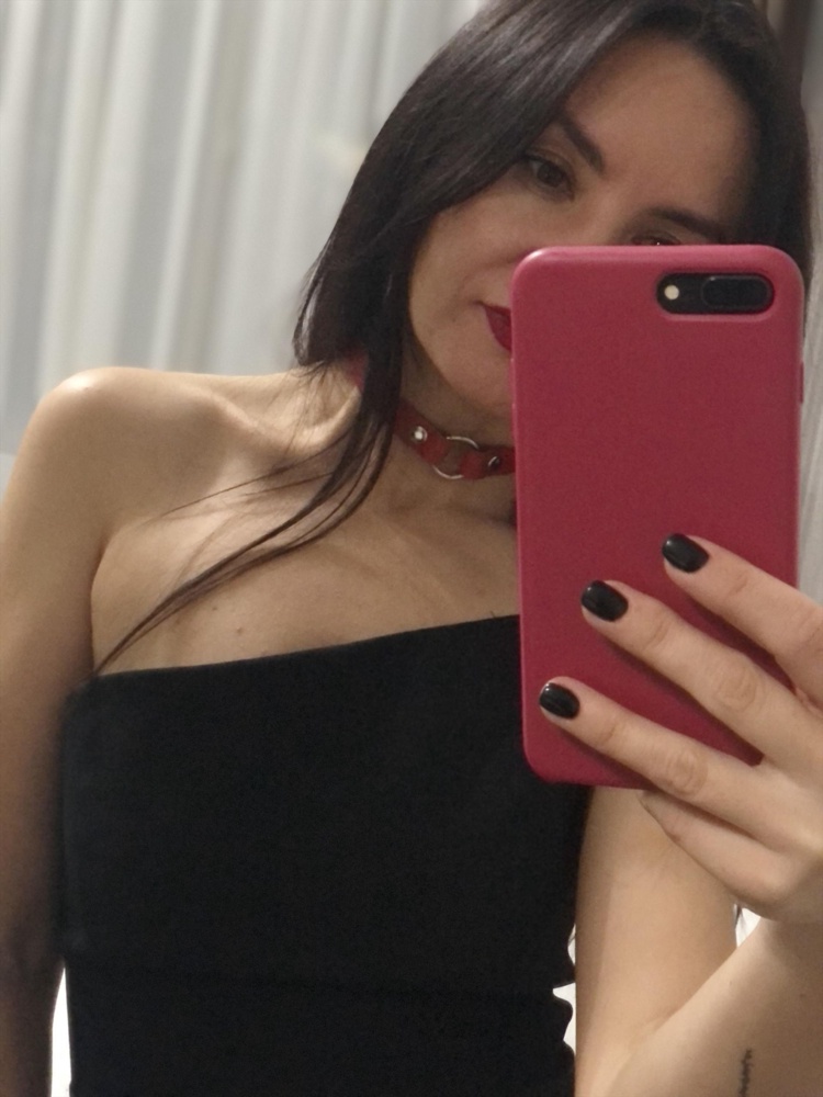 Хороший чокер, мягкий, не короткий. 