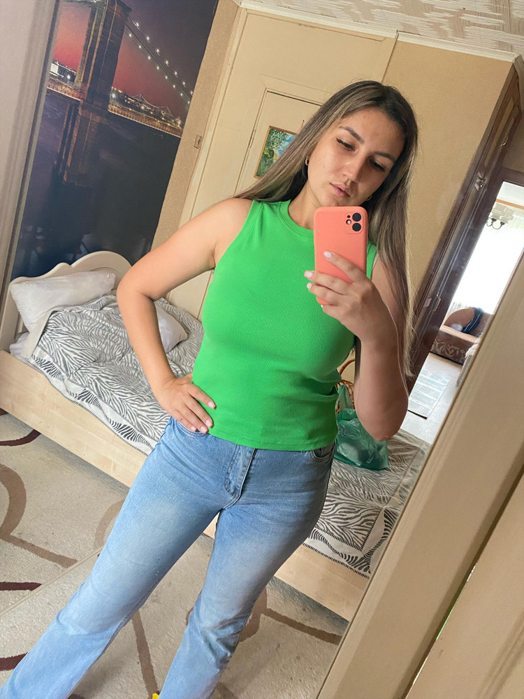 Очень классный топ за такую цену! Материал как рубчик , тянется , размер подошёл :) 