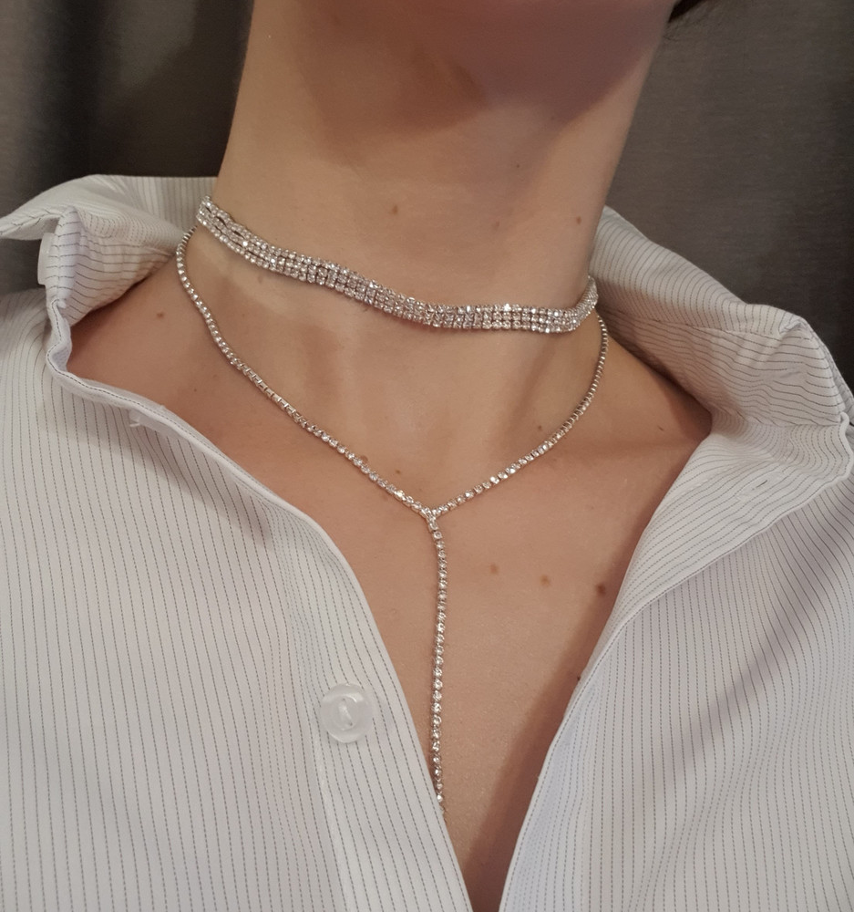 Все камешки на месте.  Бархатный мешочек  прилагался. Колье выглядит симпатично, переливается.
Протестила, на вечеринке. Всё отлично,  без раздражений кожи и аллергии.