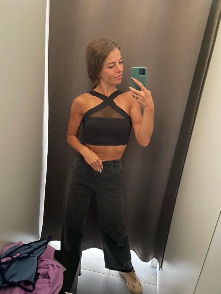 Очень выигрышный и удачный дизайн топа.грудь у меня вроде не большая, но в этом топе смотрится так, словно она есть!очень выгодно подчёркивает спортивные плечи и грудь!я в восторге, правда иногда сползает немного, когда делаешь какие либо упражнения лёжа.