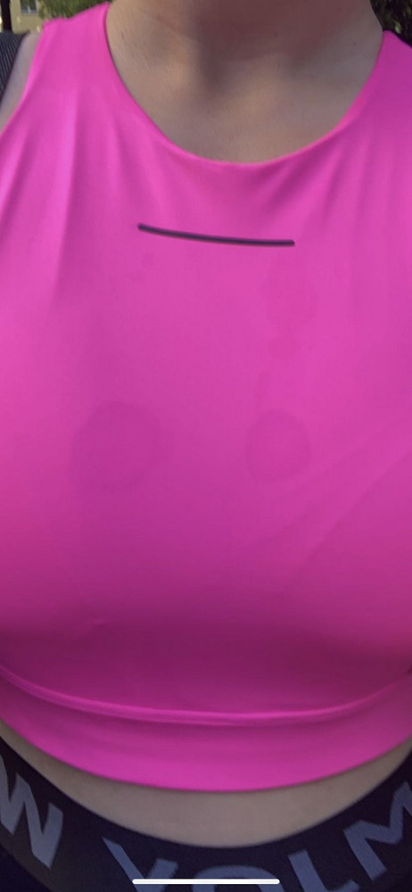 Удобный хороший топ, есть чашечки под грудь, яркий, со всем хорошо смотрится.Но сильно пачкается во время занятий, любая капля пота оставляет следы и они не высыхают, поможет только стирка, так что приготовьтесь после занятий идти с разводами.