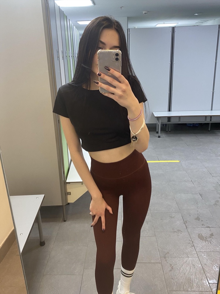 Лучший спортивный топ в моем гардеробе, сел отлично, брала M, чтобы было не сильно в обтяг и получилось то, что надо!! Тренировалась в нем 2 раза, очень удобно, спасибо за такую прекрасную вещь.!