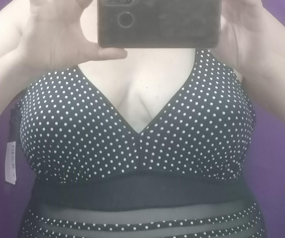 На короткое туловище. У меня рост 164, у меня чашечки купальника были сантиметров на пять ниже моей груди. А качество неплохое. Жаль, что не подошёл мне.