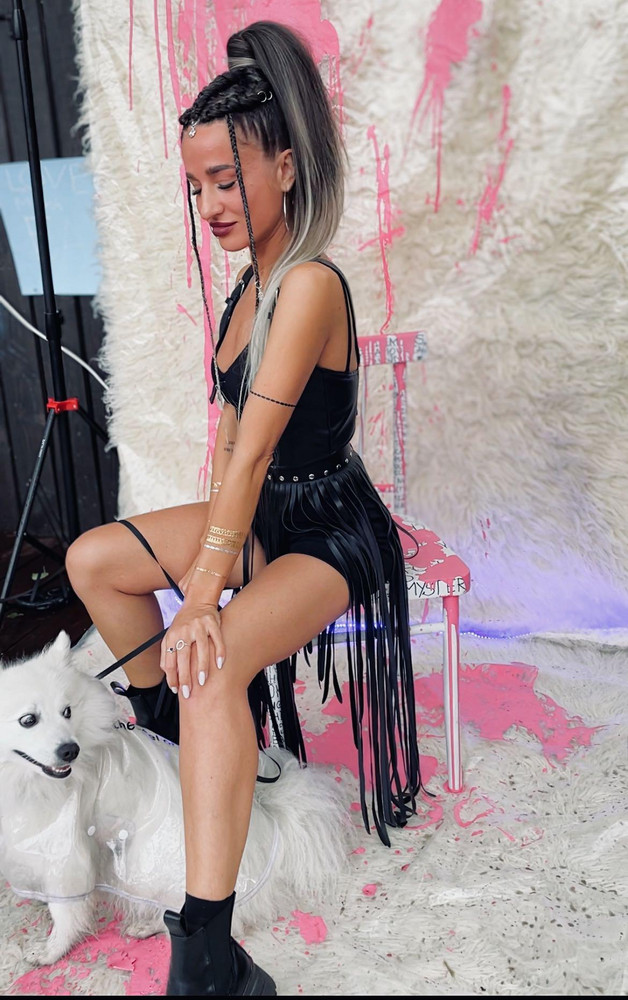 Очень качественная вещь, стоит своих денег 💯. Я приобретала его на мероприятие (как акцент в костюме), но для смелых натур можно и в мир, как говориться)