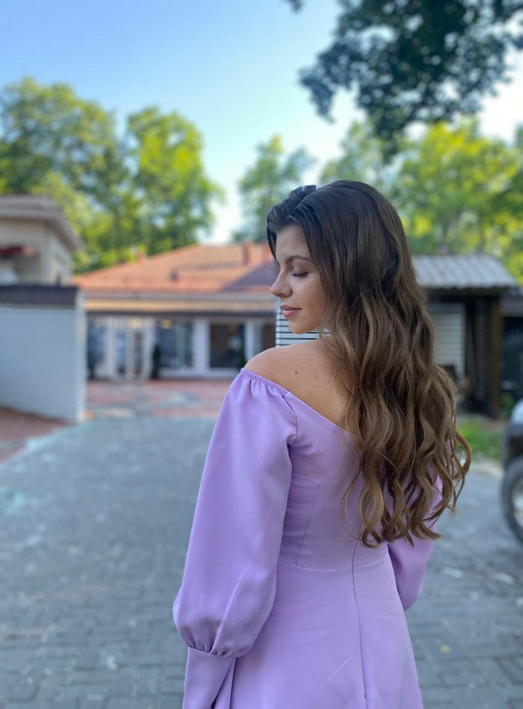 Платье просто обалденное!!!😍
Цвет нереальный!💜
Сидит по фигуре отлично,  взяла размер 40 на рост 162-ИДЕАЛЬНО в обтяг по фигуре! 42 размер немного висит, такое не люблю.
Очень лёгкое, ткань приятная к телу.
Совсем чуток просвечивает, но еле заметно!
Качество хорошее, без каких-либо повреждений, без дырок и тд!
Советую к покупке!💜
Все платье оценили!