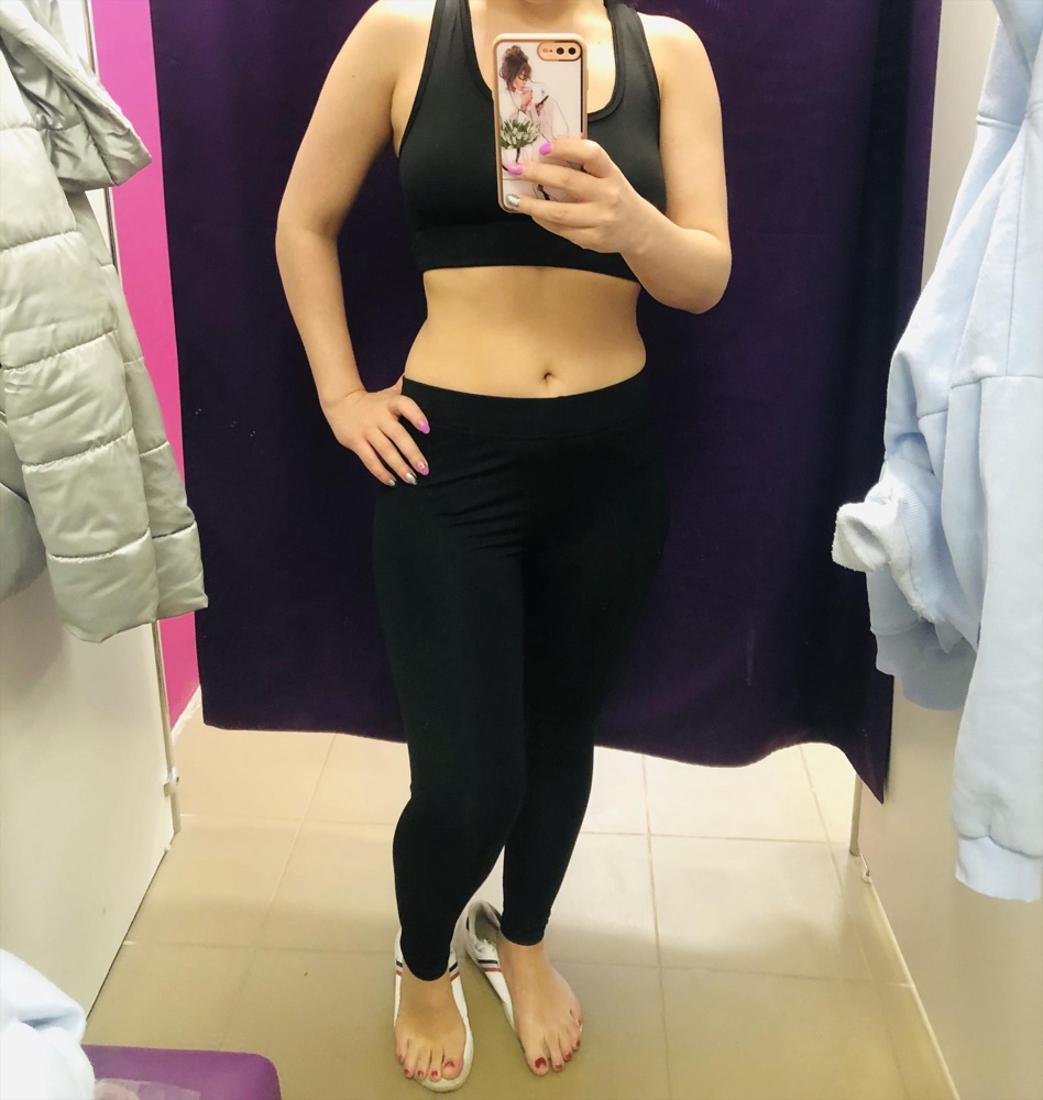 Костюм достаточно хороший , такой же как на фото. Идёт размер в размер. Топик без подкладок, поэтому соски будет видно. Но выглядит костюм в полне прилично, заниматься можно )