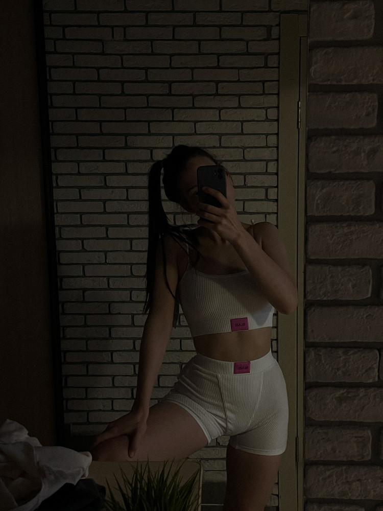 Ну, девочки… на мне размер М (рост 165/от +\-65) в талии приплющит, но если ходить с прямой спиной и попой назад — все супер. Но лямки на топе — жесть, очень длинные, пришлось узелки завязать. Поэтому минус звезда. Лямки похоже рассчитаны на дам с огромными стоящими буферами. А так — красиво, мило, кекс🫧