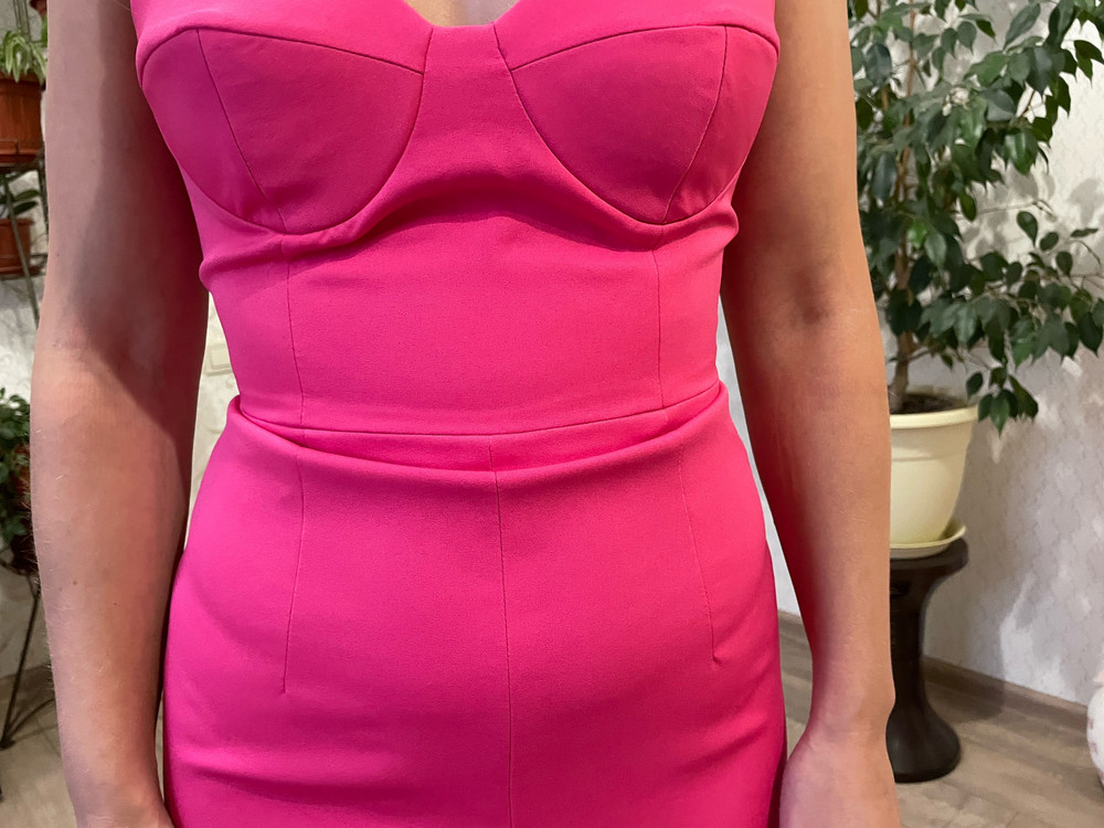 Задумка очень красивая, приятнейшая ткань, но к сожалению возврат… на одной из чашек выворачивается подклад, думаю это возможно исправить, но мне нужно срочно, поэтому не вариант, ну и конечно на груди большего размера будет смотреться интереснее явно))) И на рост 155 ростовка платья не подошла, длинное туловко)))))