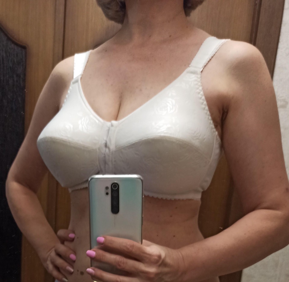 Очень удобный бюстгальтер. Размеру соответствует. Такой же размер беру в Милавице. Да, чашки конусообразные, но после нескольких стирок должны стать более круглыми. Мне тоже пришёл в мятой коробке, но на качество товара это никак не влияет. Выкупила.