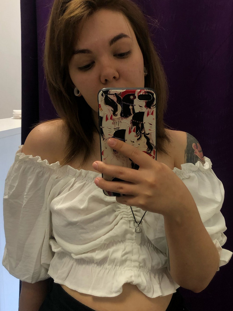 Симпатичная) брала 44 размер, потому что беспокоилась насчёт рукавов, боялась, что резиночки будут перетягивать мои бицепсы и будет больно, но нет, с размером не ошиблась ) постирала, осталось отпарить и вид щикааарный 