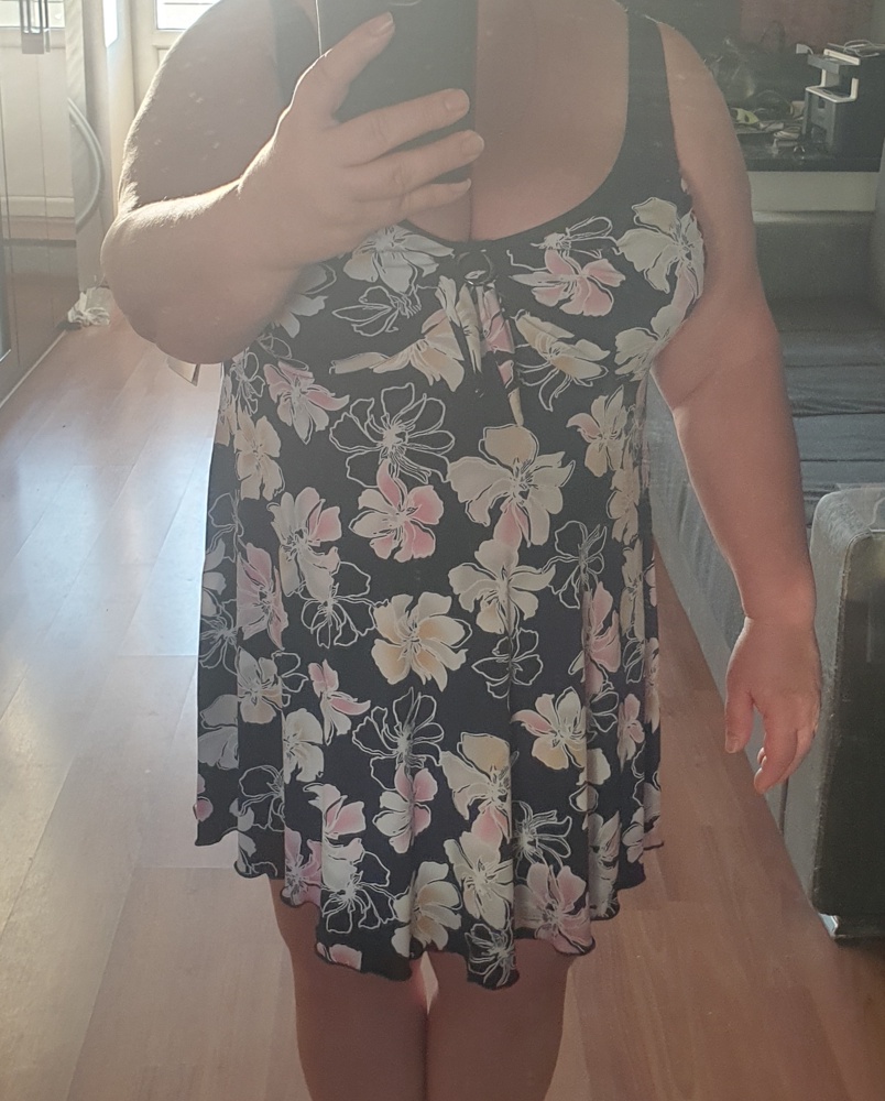 Замечательный купальник, но нужно учитывать, что он маломерит. Я , прочитав отзывы, заказала заранее на размер больше. На мой небольшой рост (153), сел хорошо, стройнит, так как юбочка довольно длинная.  