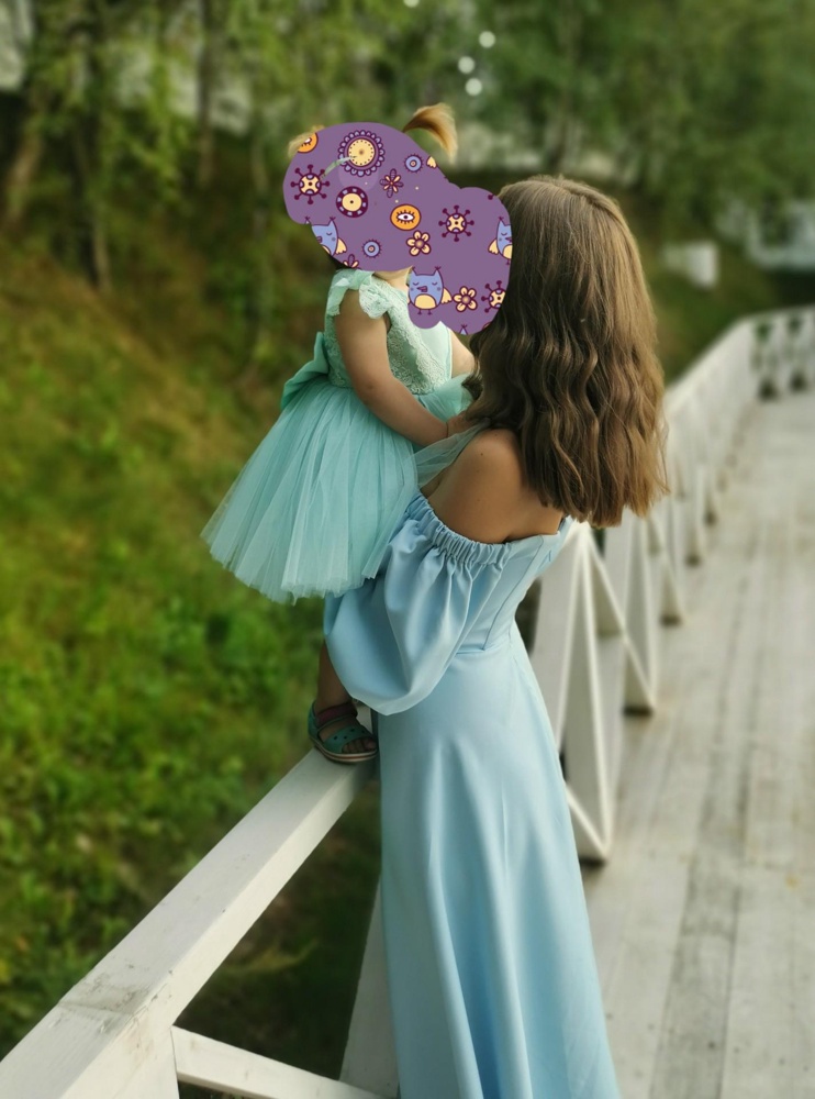 Платье 10/10.
Выглядит шикарно, в носке супер удобное. На мой 42 платье в размере S село идеально.
Голубой цвет очень красивый.
В лифе вшиты чашечки, удобные, на 75В в самый раз.
Плечики не спадают. На рост 175 см сидит как на фото, талия слегка не на месте.