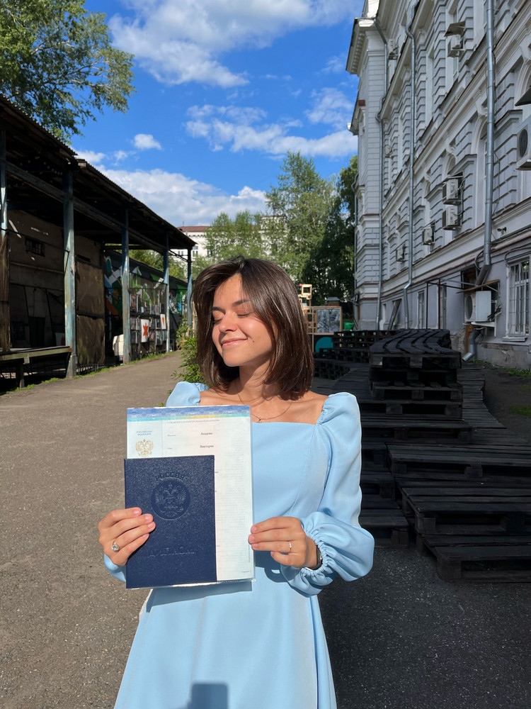 Платье отличное, особенно за свою цену. Достаточно плотное и не просвечивает, но при этом не жарко (надевала в жару). Голубой цвет очень благородно выглядит, в общем заказывайте, не пожалеете👌🏻