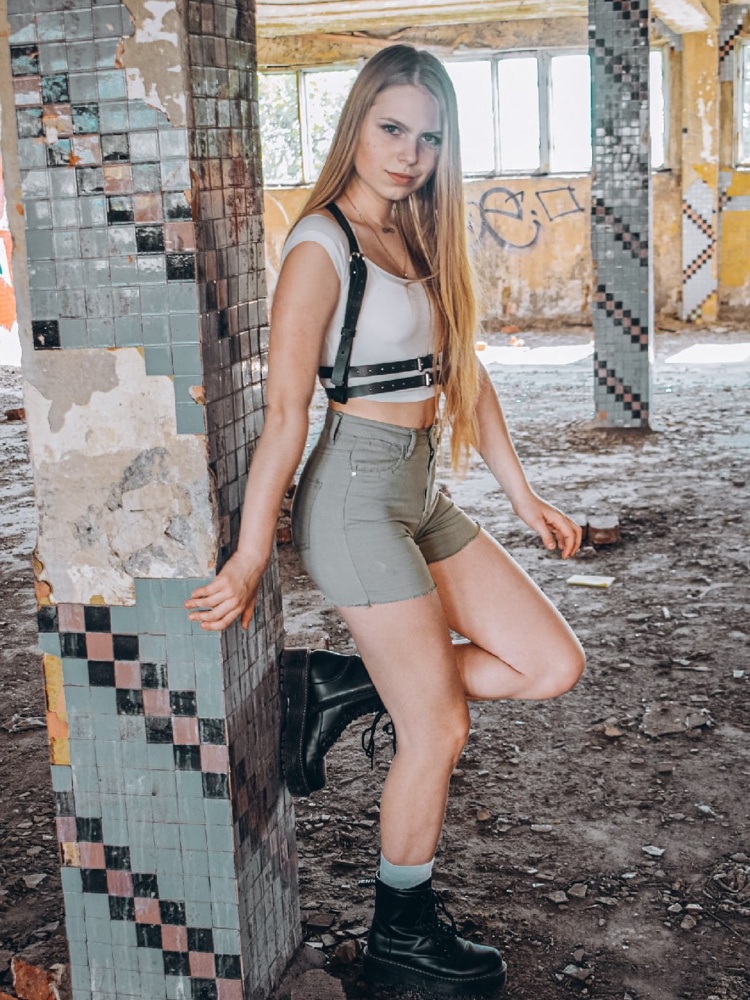 Портупея достаточно качественная. Подчеркивает фигуру. Впечатляет также вариантность носки и возможность регулировать размер.