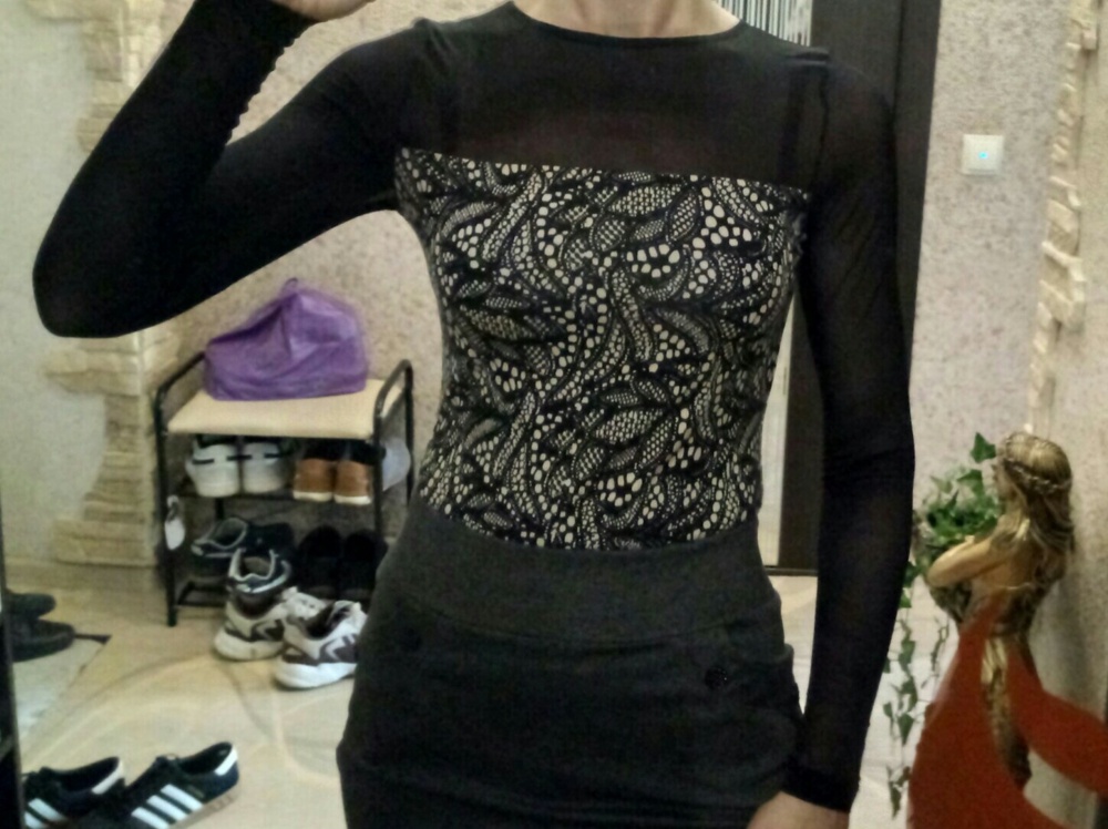 Отличное боди. На фото кажется что кружевная выбитая ткань, на самом деле ткань с узором(с выбитым узором смотрелось бы эффектнее) Село идеально. Не пожалела что взяла. 