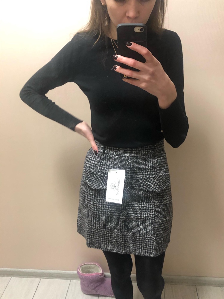 Очень хорошая юбка, плотная ткань, сидит отлично ) на ОТ 64 и ОБ 95 (Рост 175) подошла S, в талии ещё 2 пальца помещаются ) сумочка тоже хорошая, немного пахнет резиной, но это не критично,пряжка пластмассовая 