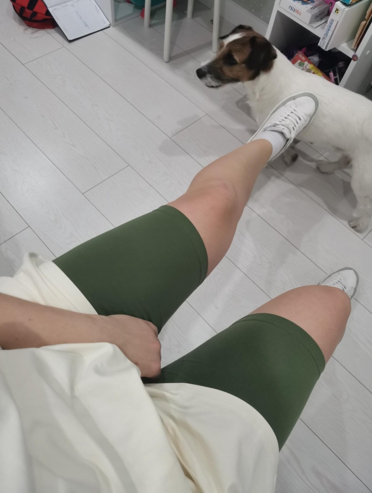 Хороший плотный трикотаж, отличная посадка. Я на фото 50 размер, велосипедки тоже.