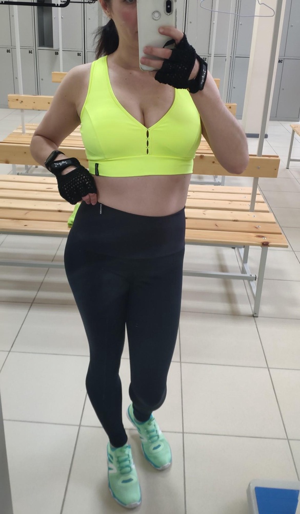 На размер 80С заказала два топа S и М. М конечно отлично смотрится, но при подпыгивании грудь тоже прыгает, а мне надо было посильнее фиксацию. S села тоже отлично, но плотнее, грудь держится на месте. Внутри вставочки, можно вытащить. И да, цвет скорее к желто-лимонному, чем к зелёному. Ярко и красиво!