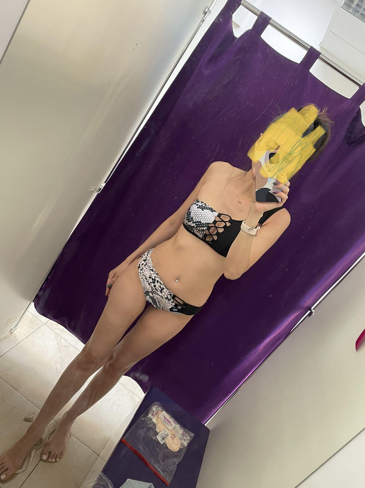 Оставила . Купальник прикольный . Сначала подумала что они уж очень узкие и не влезу, но нет. Влезла . Трусики я б на сантиметр ушиба б. Но надеюсь в воде не снимутся с меня. 