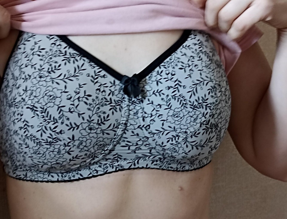 Отзывы всегда разные , кому-то приплюснутый и не покупайте на маленькую грудь итд !
Пишу свое мнение - грудь первого размера искала с поролоном лифчик ! Этот идеально подходит ,мне понравился ,жаль нет в белом цвете ! Фото смотрите грудь не выглядит приплюснутой хоть и маленькая !!! Объем 75 В ,хотя по чашкам взяла бы и 75 А чуть меньше  Всем советую ! Единственное где-то возле застёжки крючков что-то колется !