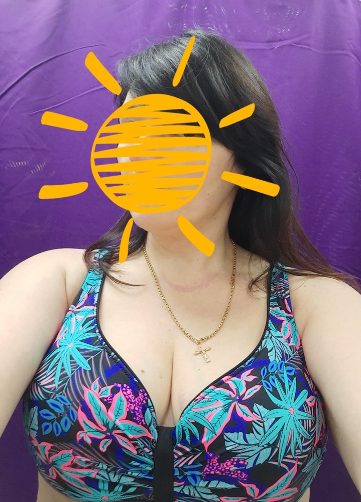 Купальник понравился,  ткань достаточно плотная,  не просвечивает.  В чашечках пролон, который не убирается, наверное будет долго сохнуть после купания, но зато хорошо держит грудь. Из плюсов ещё то, что лямки лифа регулируются и удачная модель трусов- с боковыми утяжками. Расцветка тоже порадовала, по моему в живую ещё ярче , чем в рекламных фото.