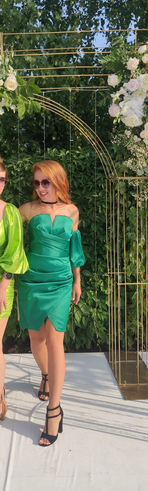 Отличное платье за свои деньги!!! 
Есть небольшой минус в том, что низ корсета натёр бока со стороны спины.Несмотря на маленькую грудь верх всё равно смотрелся хорошо.