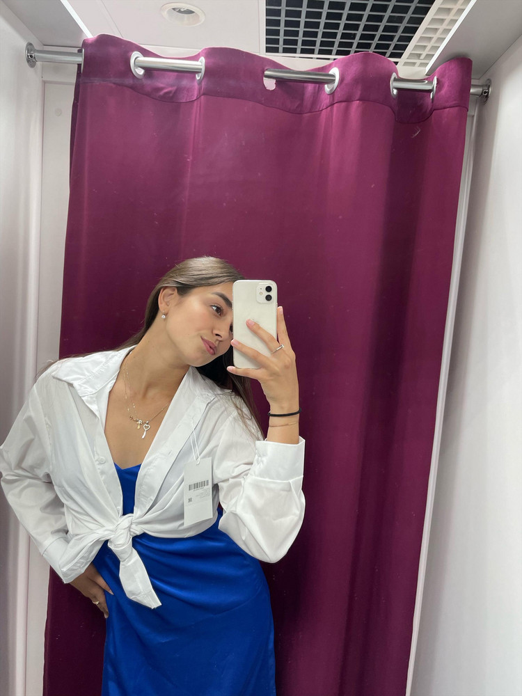 Платье в отличном качестве, аккуратные лямки, никаких грубых швов и торчащих ниток. Очень переживала, что не подойдёт по размеру, и нужно будет делать возврат. Выглядит дорого, я в восторге!😍 Посмотрим, как будет после стирки.