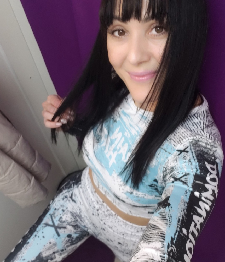 Замечательный рашгард соответствует размеру на мой 44-46  рост 173 М подошел ,в комплекте взяла тайтсы размер М сели по фигуре,в талии не давит и не болтается,высокая посадка,резинка широкая  очегь удобно! Швы ровные,все прошито,рисунок не бледнеет при надевании!