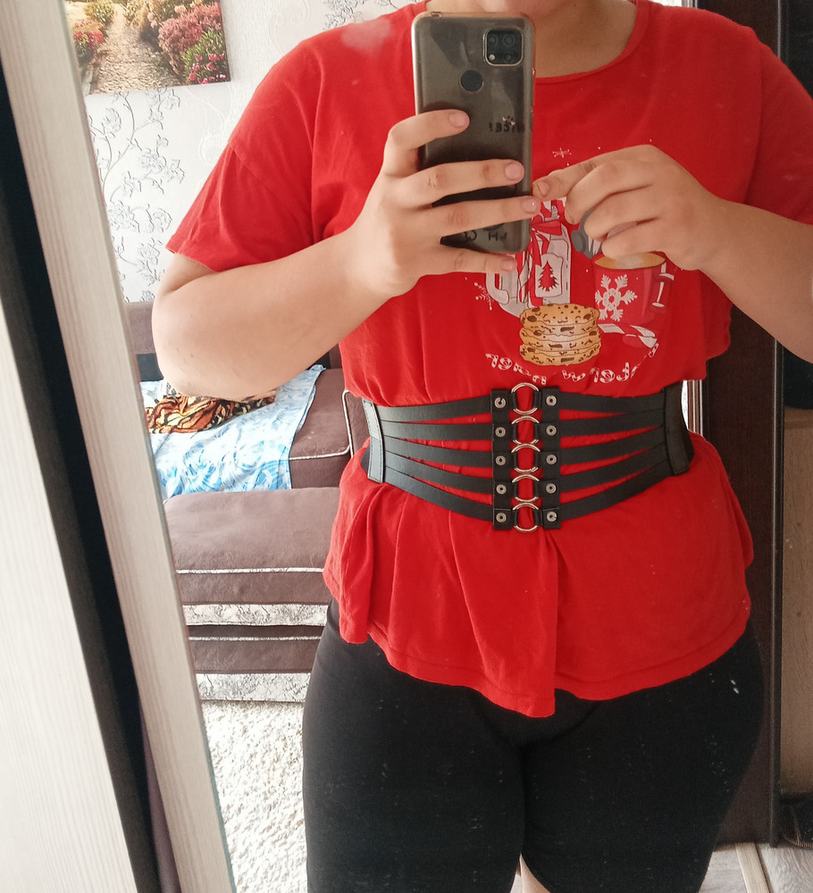 Отличный пояс  , все качественно ничего нигде ничего не торчит . Держится все на кнопках . На талию где то 83/84 залез превосходно ещё и место осталось .