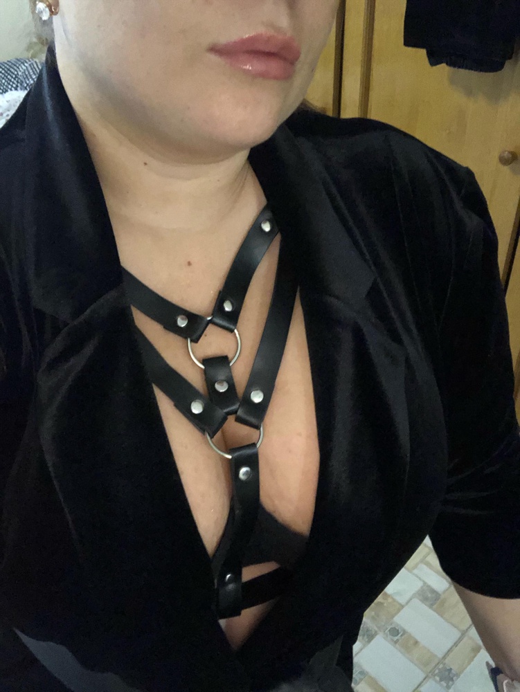 Красивый дизайн, подошел размер на объём под грудь 80см. Муж увидел, сразу вы@&₽л ))))) жаль что не натуральная кожа, так было бы приятнее)) пришел в обычном прозрачном пакете.