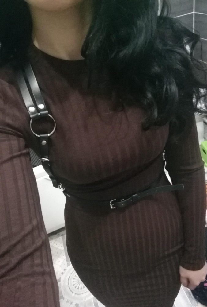 Мне понравилась. Интересная штуковина. Ношу со скучными платьями в обтяг. Правда вонючая, но быстро выветрилась.