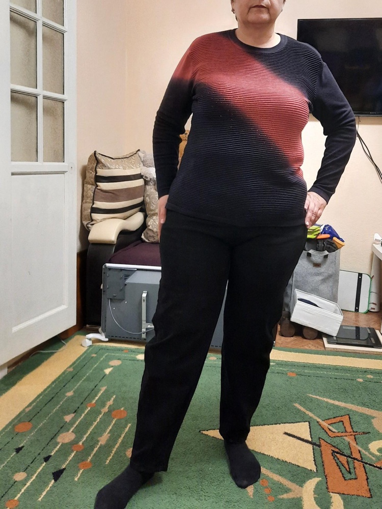 Получила джинсы, плотные, качественные, хорошо что влезла, по талии чуть-чуть бы похудеть, зато подтягивают живот. Пришли без этикетки, новые, все нормально. Спасибо. На обхват талии 101, бёдер 126, рост 170 . Подходит по размерной сетке.