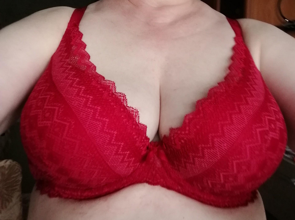 Покупкой довольна Цвет и размер соответствует Обхват груди 115 под грудью 99 Взяла размер 100 D Упаковочный пакет на молнии порадовал Сразу заказала ещё красный и чёрный Спасибо