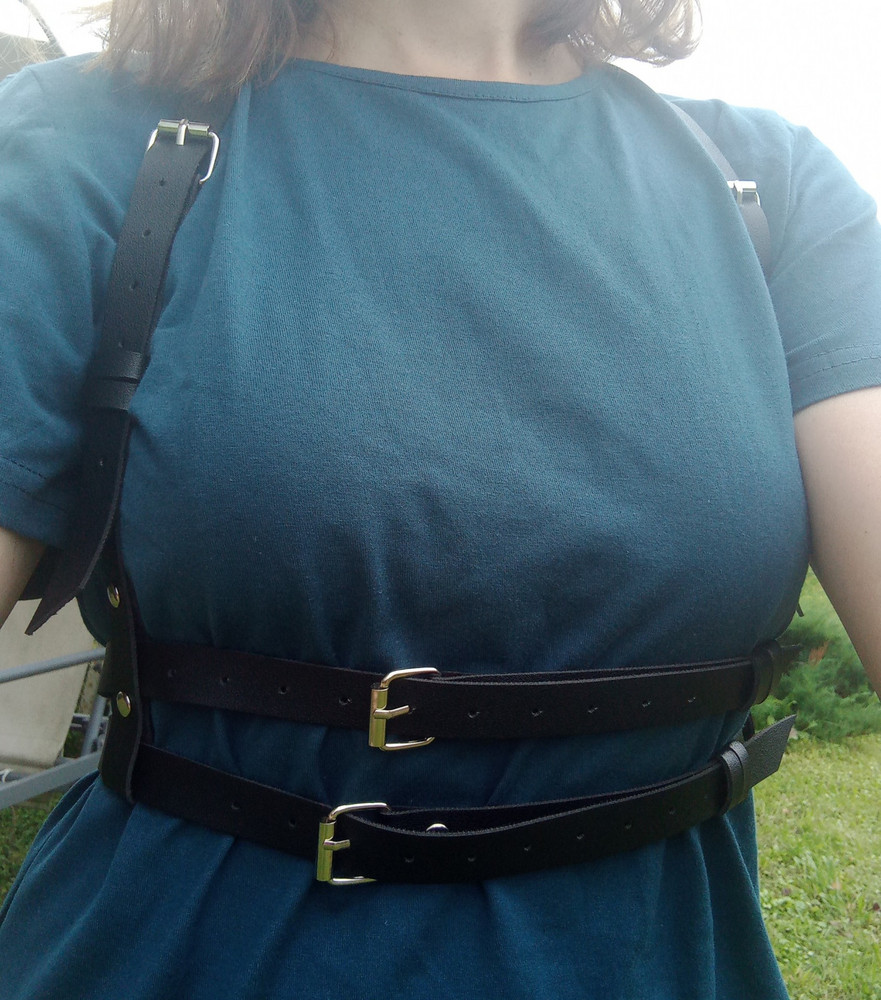 Супер! Регулируется и в ширину, и в высоту! К отзывам ниже нечего добавить. Хороший кожзам, мешочек, идеальное выполнение!