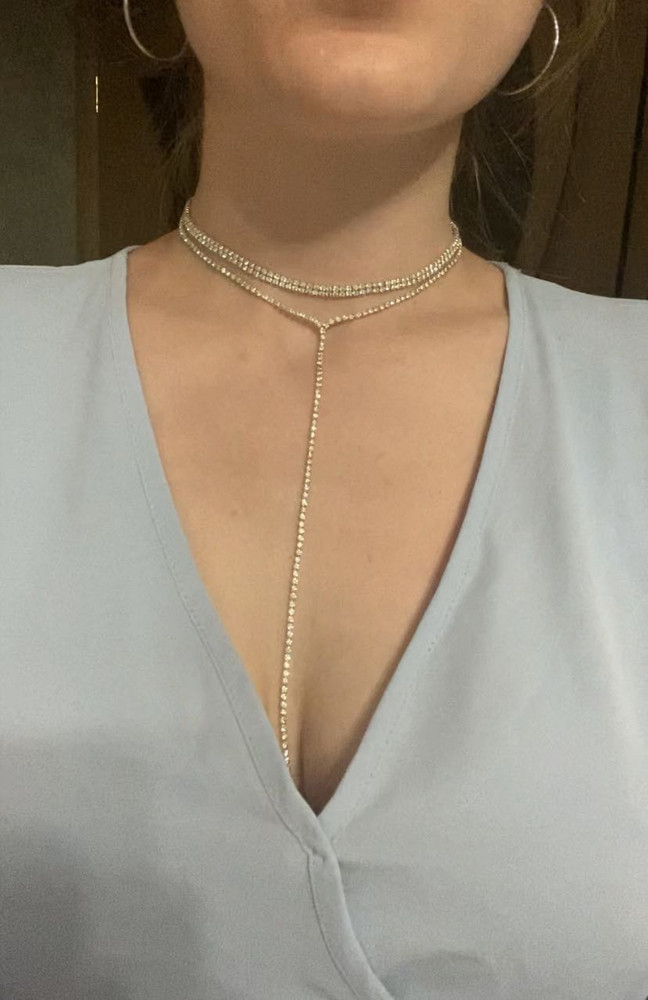 Смотрю другие отзывы и понимаю, что у меня будто сама тоненькая цепочка короче, чем у остальных. Взяла украшение на свадьбу, посмотрим сколько прослужит) жалко чуть поздновато пришло 😔