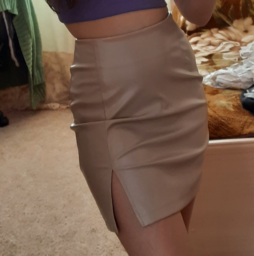 Юбка хорошо выглядит, но материал оочень тонкий и швы на вашем белье будет очень видно, поэтому либо бесшовное белье, либо стринги:) при ходьбе особо не задирается. села по фигуре