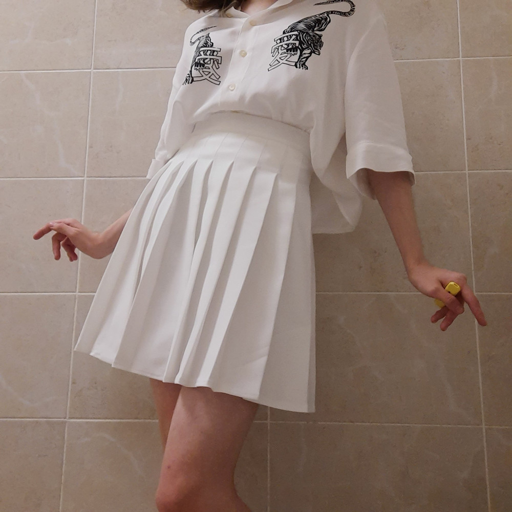 юбка просто замечательная!! ниточек нет, всё аккуратно и ровно прошито! юбка просто находка!