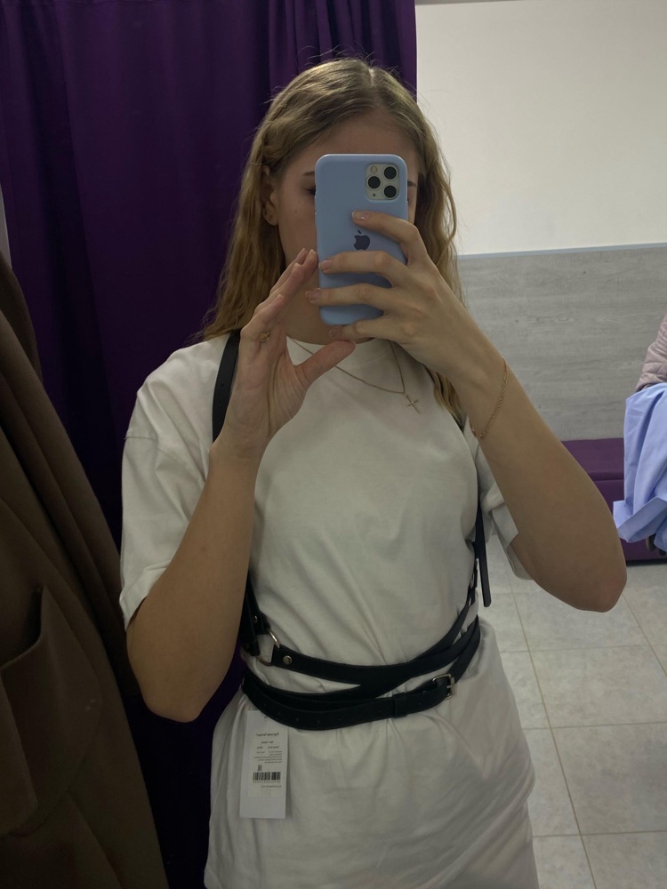 Отличное дополнение к образу, качество неплохое. Остаётся мелкая крошка на одежде, но думаю эта проблема легко решаема. 