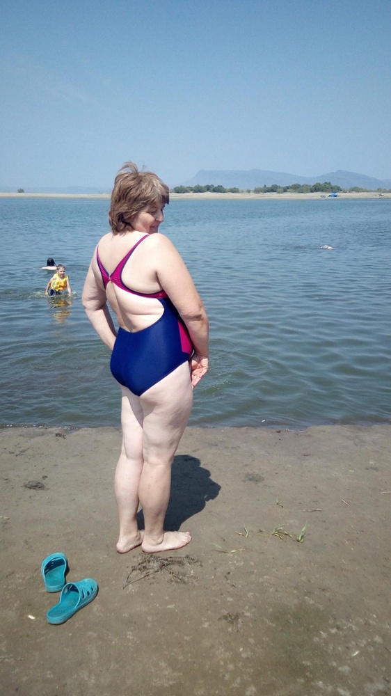 Плотный, скрывает недостатки, цвета яркие. Но тяжеловато одевается. В воде сохраняет форму не растягивается. На объемы 105- 95  размер 52 сел отлично. Большую грудь держит хорошо. Не просвечивает.