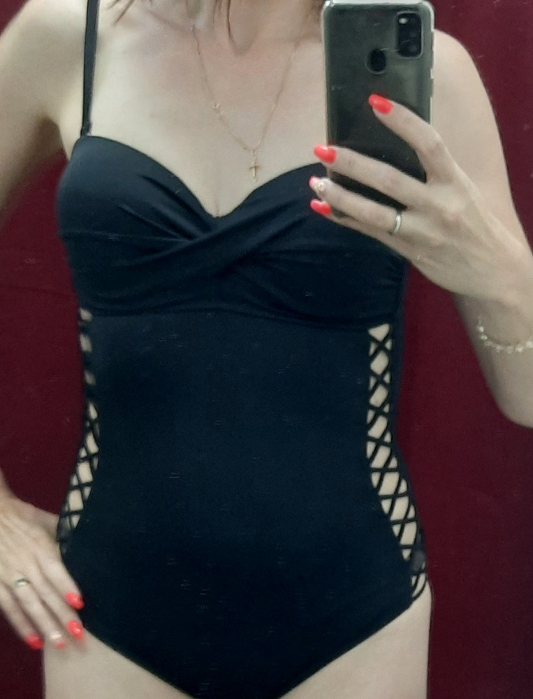 Купальник хороший. Но взяла другой этого же производителя. Немного утягивает.