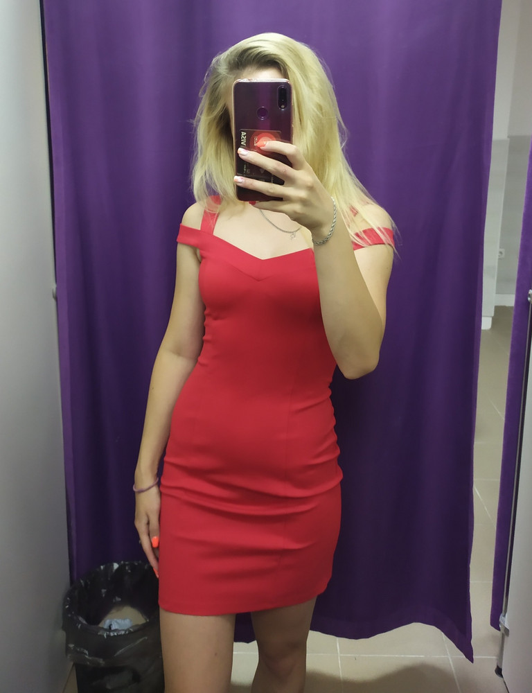 Плотное, хорошее платье. Я 161 см. 86-65-90.
Мне понравилось :)