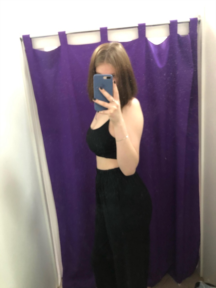 Костюм очень классный. У меня рост 185+ я заказала 50,чтобы наверняка штаны по длине подошли. Я в шоке,но штаны действительно идеально сели. На мой рост сложно найти что-то подобное. В носке замечательный,ходила уже гулять. Топ не для девушек с большими формами😄 он максимально открыт и выглядит вульгарно,но это не принципиально для меня. Просто заменю какой нибудь майкой или топом подлиннее😁 доставка быстрая,качество хорошее и легкое. В костюме не жарко,совсем) 