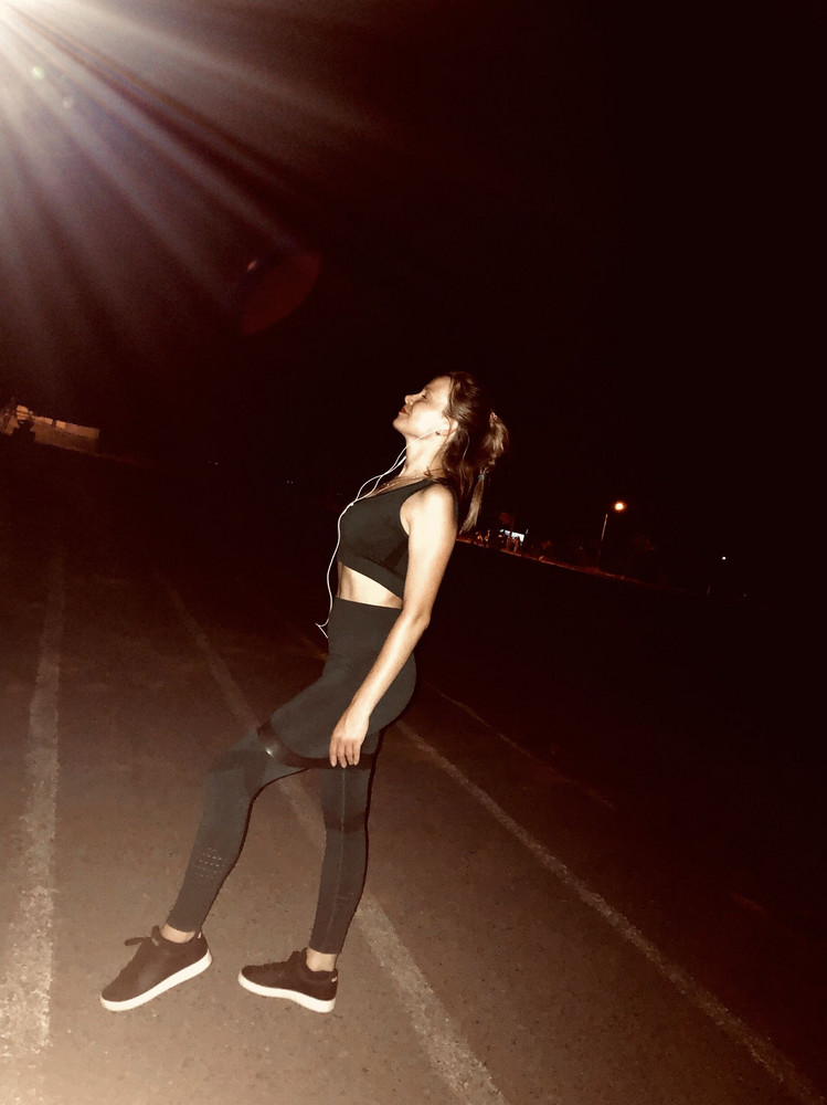 Отличный костюм , заказала м , думала будет большой , так как мой размер 42, оказался в самый раз, так что берите на размер больше , s мне бы не подошёл! 