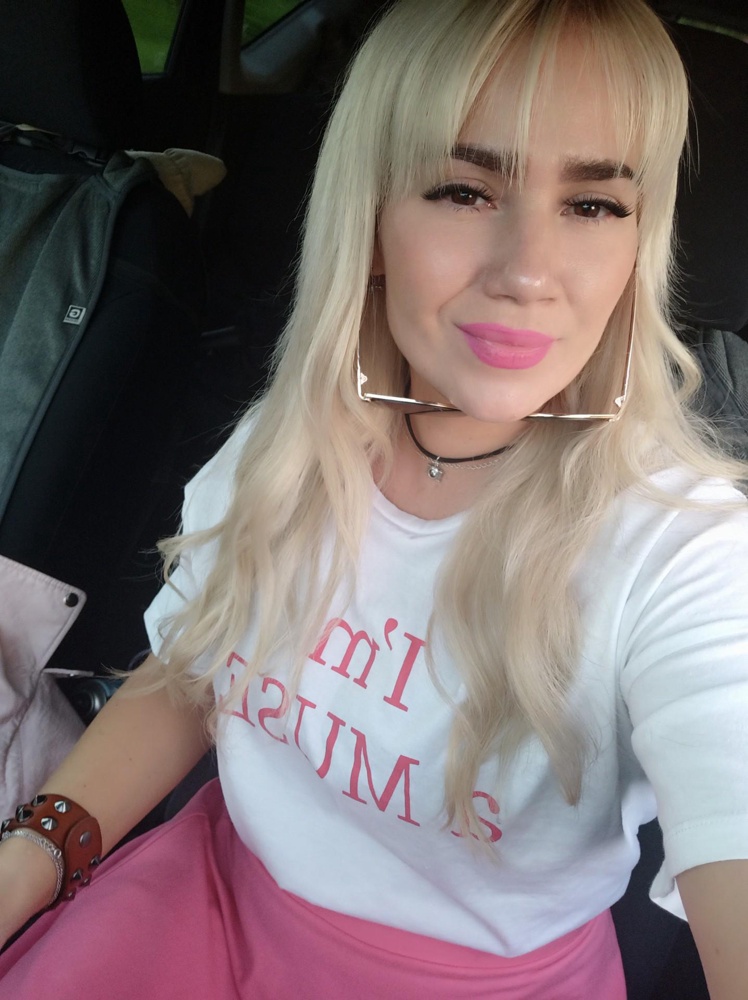 Взяла бирюзовую(интереснее цвет) и розовую) хотя мне кажется это больше не розовый ,а ближе к светло-коралловому. Очень понравились юбочки,единственное у меня в них живот немного выпирает( ну это сама виновата ..наела😆) А так чудесные,не мнутся,лёгкие! У меня рост метр 55 мне чуть выше колена)