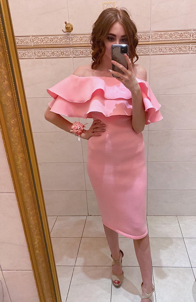 Платье очень красивое, ткань плотная, но в нем комфортно, на платье очень легко сделать затяжки, нужно носить аккуратно 