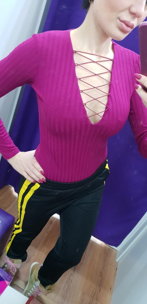 Брала померить две, розовую 44 размер, фиолетовую 42, обе сели хорошо, 42 мне показалась узковата, без белья смотрится идеально, боди хорошее, сзади стринги, очень этому рада, к телу приятная, но вырез для особого случая )