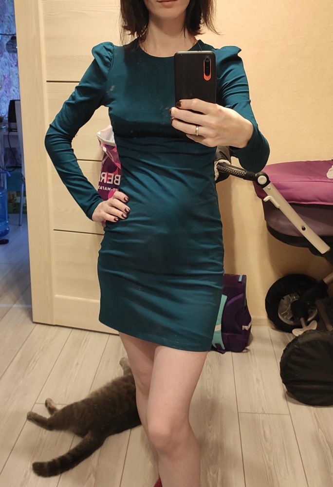 Ткань плотная. Цвет сочный. На размер по-больше бы. На параметры 89-67-90 xs в обтяг. А так все нравится. Не стирала еще, линяет или нет не знаю.